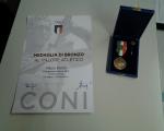 MAURO BATISTI DELLA POLIZIA LOCALE DELL’UNIONE VALDERA RICEVE LA MEDAGLIA DI BRONZO AL VALORE ATLETICO DAL CONI